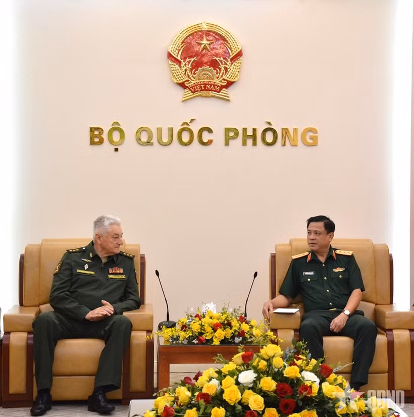 越南国防部副部长阮长胜上将与俄罗斯联邦武装力量总参谋部军事学院院长弗拉基米尔·博里索维奇·扎鲁德尼茨基撒花姑上将。图自人民军报