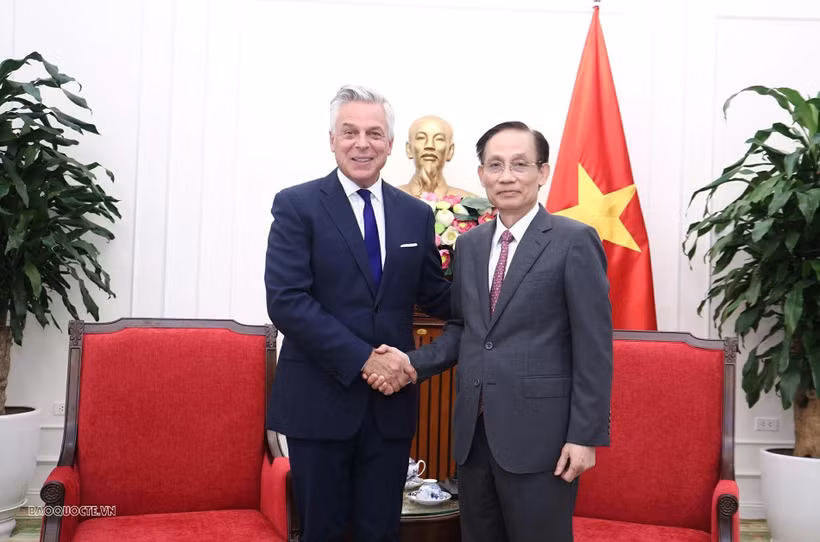 越南外交部长黎怀忠会见美国万事达卡集团副董事长兼总裁乔恩·亨斯曼。图自国际报