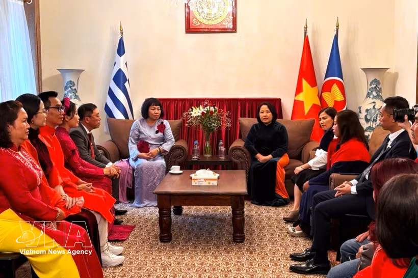 由越南联合国教科文组织联合会副秘书长阮丽恒率领的越南联合国教科文组织联合会代表团到访越南驻希腊大使馆。图自越通社
