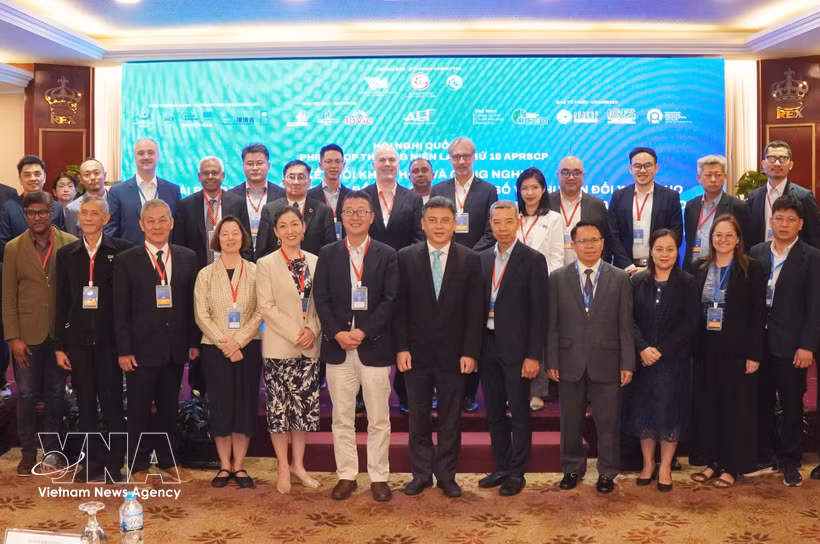 出席第18届亚太可持续消费与生产圆桌会的各位代表合影。图自越通社
