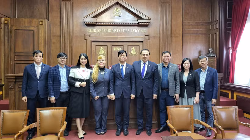 越南之声广播电台代表与墨西哥记者协会代表合影。图自越通社