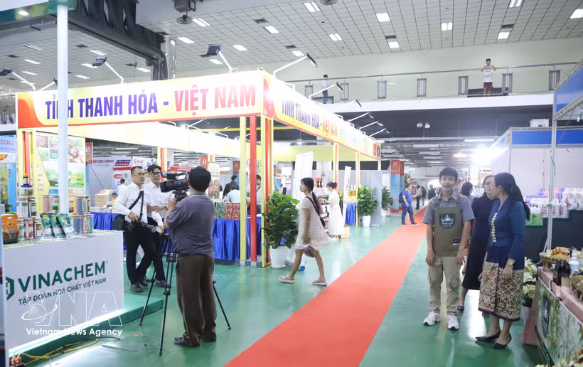 2026年越老贸易展会上的展位。图自越通社