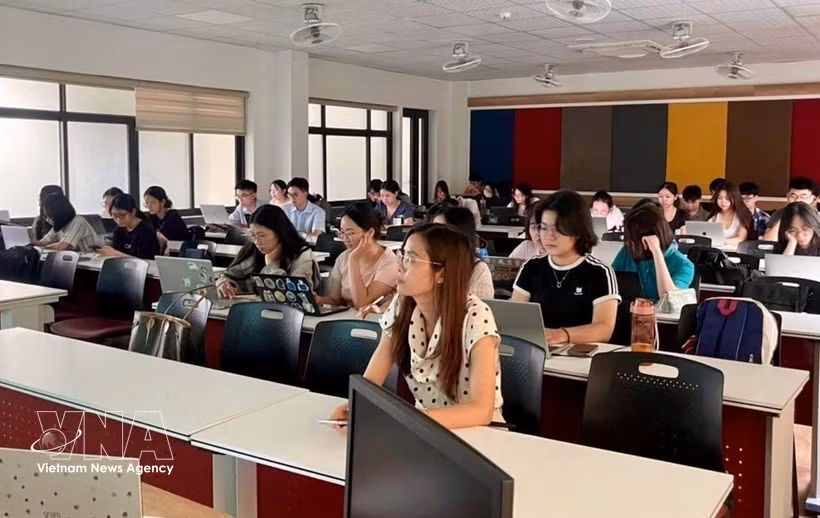 外贸大学学生以线上方式出席座谈会。图自越通社
