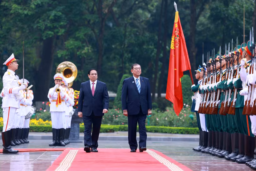 政府总理范明政与日本首相石破茂检阅仪仗队。图自越通社