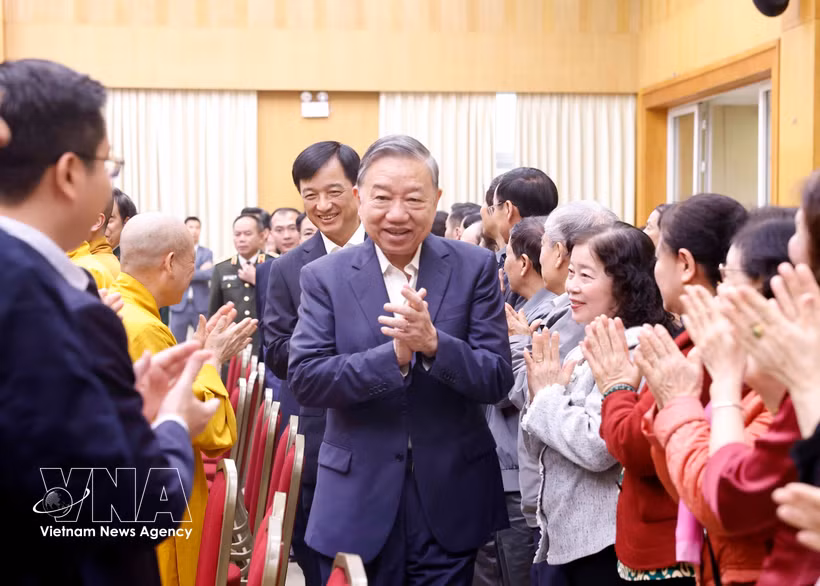 越共中央总书记苏林在河内出席选民见面会。图自越通社