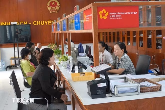 民众办理行政手续。图自越通社