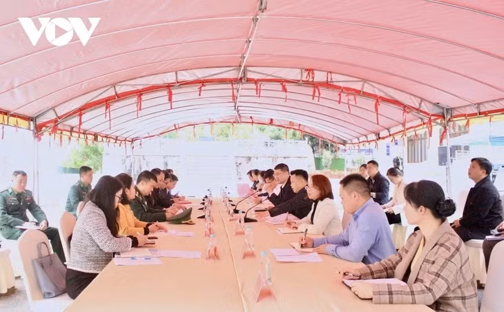 谅山省与广西凭祥市代表团举行会谈。图自VOV