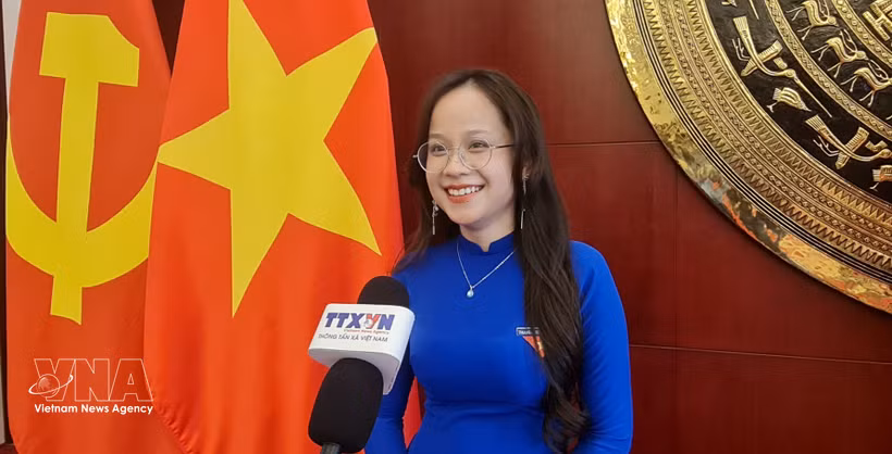 清华大学越南留学生黎月琼接受越通社驻北京记者的采访。图自越通社