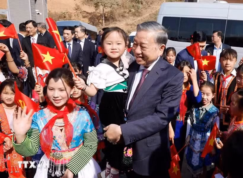 苏林总书记出席奠边省辛巴坪（Si Pa Phìn）九年一贯制寄宿学校。图自越通社
