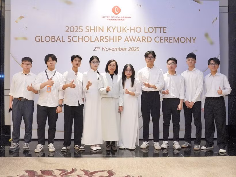 获得乐天奖学金的学生。图自越通社