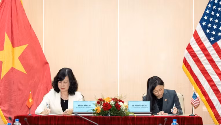 越南卫生部部长与美国驻越南大使签署合作备忘录。美国驻越大使馆供图