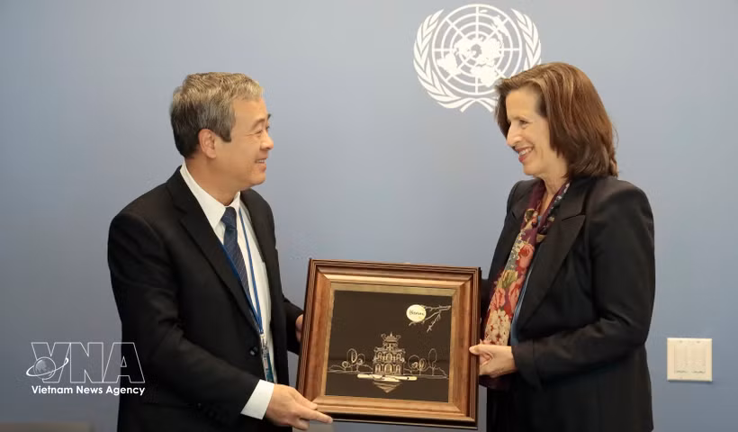 越共中央委员、中央宣教副部长吴东海向联合国负责全球传播事务副秘书长梅丽莎·弗莱明赠送纪念品。图自越通社