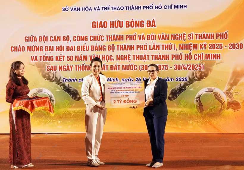 组委会将所募集到的20亿越盾善款，转交给古巴驻胡志明市总领事阿里阿德涅·费奥·拉布拉达。图自越通社