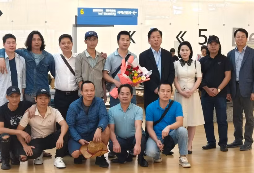 越南驻韩国大使武胡及使馆部分人员已前往机场慰问在韩国经历一段困难时期后回国的10名越南船员并为其送行。（越南住韩国大使馆供图）