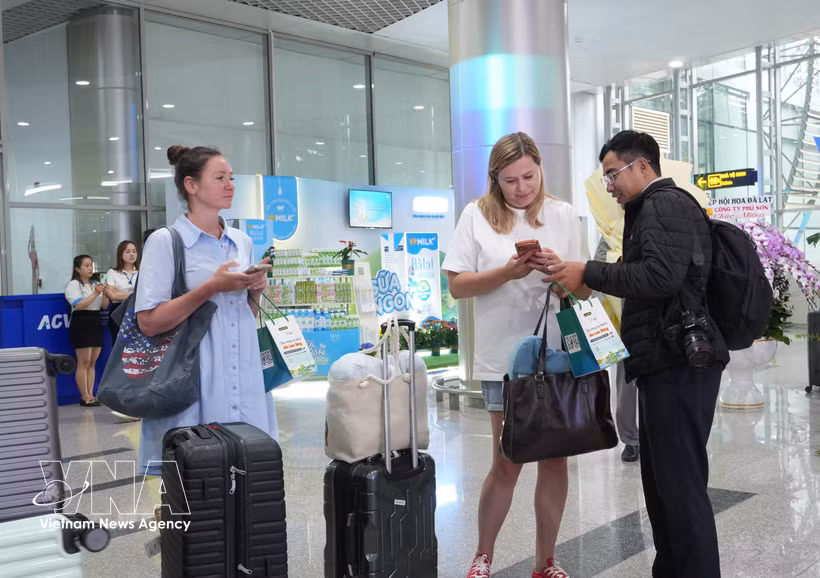 游客在机场办理游客。图自越通社