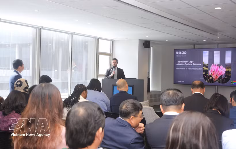 Wesgro负责投资事务的副总经理JP·范德梅韦介绍当地潜力和优势。图自越通社