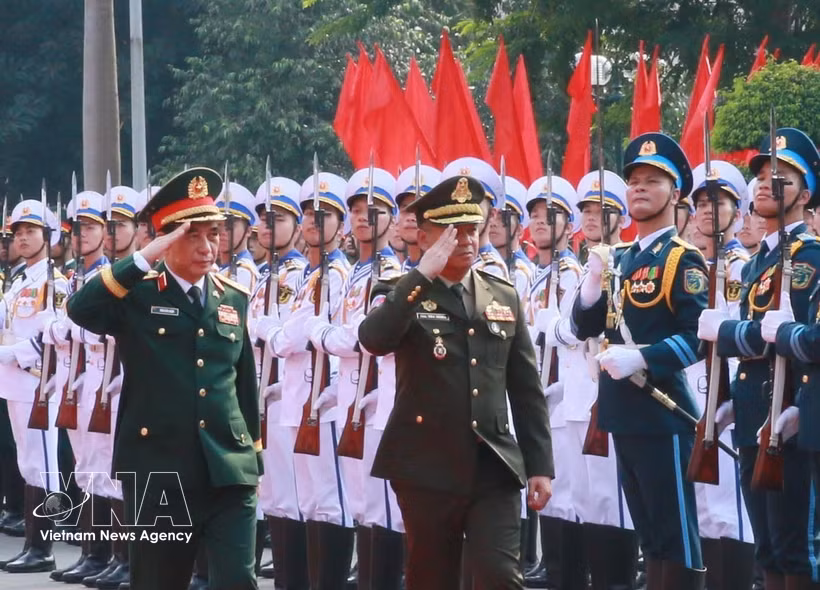 越南政府副总理、国防部长潘文江大将在河内主持仪式，欢迎柬埔寨副首相兼国防大臣迪西哈大将一行。图自越通社