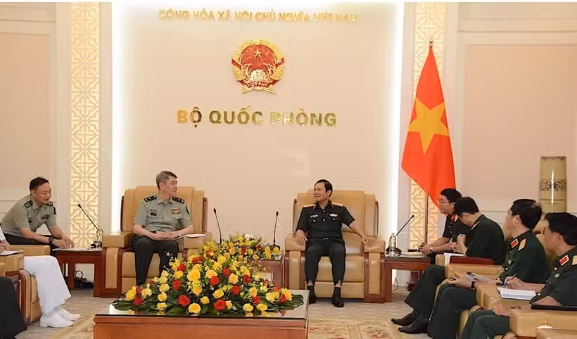越南人民军总参谋长、国防部副部长阮新疆大将在河内会见中国国防大学政治工作部主任刘凯少将。图自《人民军队报》