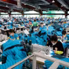 在Maxport服装公司，工人们正在缝制出口欧美市场的服装。图自越通社