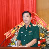 越南人民军副总参谋长冯士晋中将向各位干部和军官颁发“为联合国维和事业”纪念章。