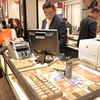 在富贵金店买卖黄金。 图自越通社