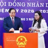 范明政总理和夫人来到河内市西湖坊第21投票区行使投票权 图自越通社