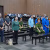 各被告人听取法庭宣判。图自越通社