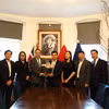 杜明雄大使与越南驻英国大使馆干部同旅英及爱尔兰越南知识分子协会委员会合影留念。图自越通社。