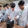 农业学院的教师指导学生操作集成人工智能（AI）和物联网（IoT）的现代设备，以开展科研活动。图片来源：越通社 