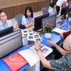 河内市西湖坊居民前来办理行政手续 图自越通社