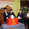 老年选民在宣光省新潮乡第一选举单位第一投票区投票 图自越通社