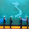 与会代表按下按钮 将农产品溯源系统投入运作 图自《都市经济报》