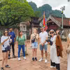 国际游客参观宁平省华闾古都丁先皇庙和黎大行庙历史遗迹区。图自越通社 
