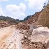 国道279号线路面被数十立方米土石掩埋。图片来源：越通社