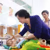 越共中央书记处书记、政府副总理范氏清茶亲切看望并鼓励正在胡志明市第二儿童医院接受治疗的患儿。图自越通社。