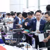 2025年8月25日，与会代表参观战略技术产业三大创新网络发布仪式上的展位。图自越通社。