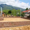 莱州省军事指挥部官兵集中力量为当地群众修建住房。图自越通社
