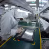 在越南海防市长裔工业园区的喜星电子有限公司工厂内，工人正在组装笔记本电脑。高科技电子产品是越南出口至印度的重要商品之一。