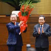 国会主席陈青敏代表党和国家领导人以及第十六届国会代表向越共中央总书记、国家主席苏林献花祝贺。图自越通社