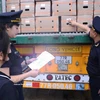老街省海关人员在老街省金城国际陆路口岸检查进口货物。 图自越通社