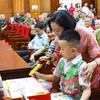 国会副主席阮氏清向小学生赠送礼物并指导使用英语点读笔。图自越通社