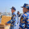 官兵们将年货装船 图自越通社 
