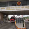 越南货运车辆经老街国际口岸办理通关手续。图自越通社