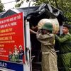 老街省巴刹乡公安干部和民警协助受灾群众转移财产至安全地点。 图自越通社