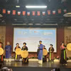 各位老师将官贺民歌视为向国际友人传授越南语的有效方法之一。图自越通社