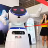 2026年人工智能日（AI Day 2026）活动现场的产品展示与推介区域。图自越通社