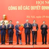 越共中央总书记、国家主席苏林向国会主席陈青敏及各位国会副主席颁发政治局关于指定2025—2030年任期国会党委会、常委会、书记、副书记的决定。图自越通社