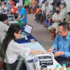 在河内市一医保支付点，邮政行业增加了服务窗口和工作人员数量，以便在人员密集时快速、便捷地完成支付工作。图自越通社 