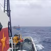 KN 462号船将BĐ-98387-TS号渔船（嘉莱省）及9名渔民拖带回西礁岛避风港。图：越通社发