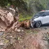 持续强降雨引发山体滑坡，巨石砸中正在山罗省芒布乡高坡路段行驶的汽车。图：越通社发 